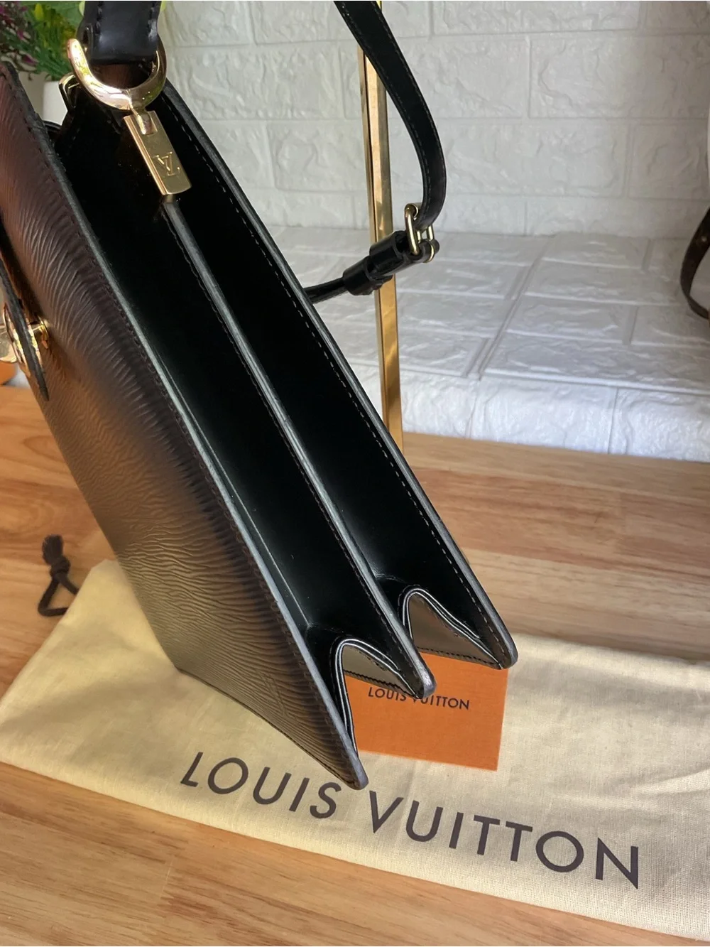 ✅AUTHENTIC LV Black Epi Leather Shoulder Bag Gold-Tone Turnlock LOUIS VUITTON